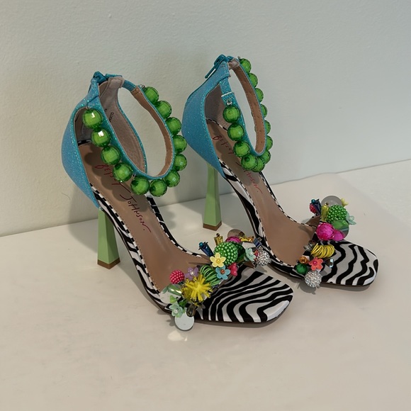 ✨ Betsey Johnson “Clooney” Beaded Zebra Floral Heels – Size 5 – NWOT ✨ - Picture 2 of 9